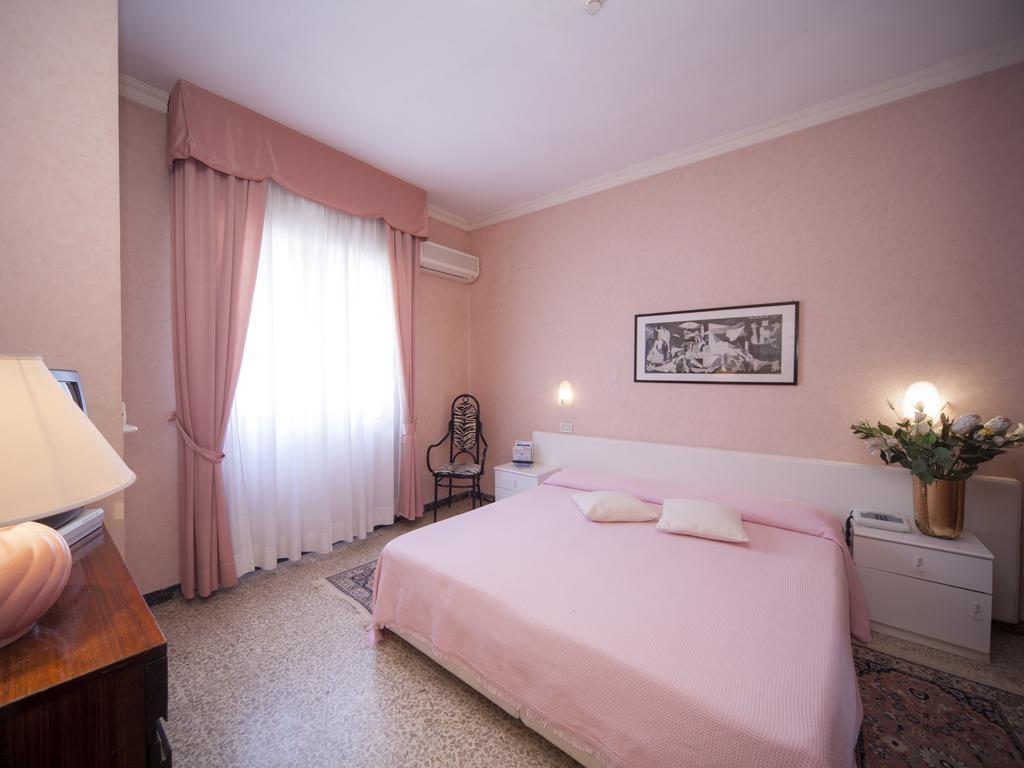 Hotel Aquila D'Oro Riccione Habitación foto